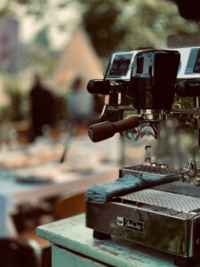 Caffè Julia mit der Espresso Maschine im Einsatz,stilvolles Kaffee-Catering