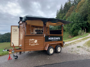 Anhänger - Horizonte - Caffejuliamobile - Bergkönig2023 - Caffe am Waldrand