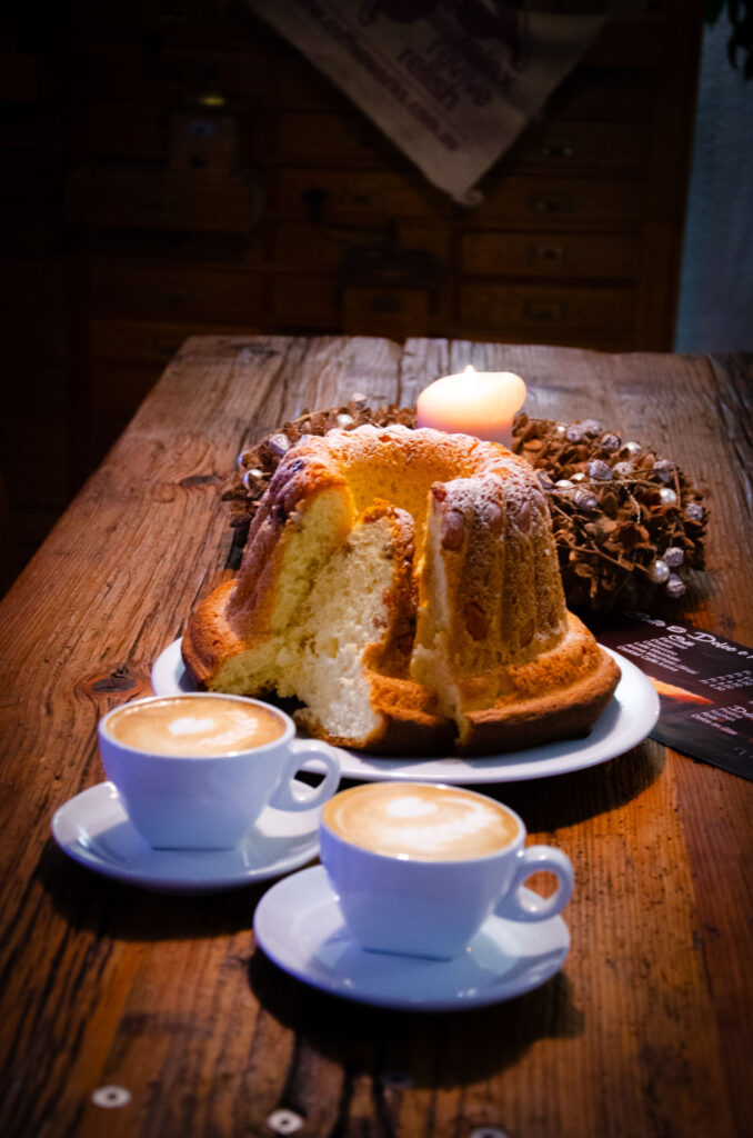 Kougelhopf | Caffè Julia mobiler Kaffeegenuss -Kougelhopf -Cappuccino -Holztisch -Kranz -Kerze -Caffejulia -handgemacht - selbstgemacht