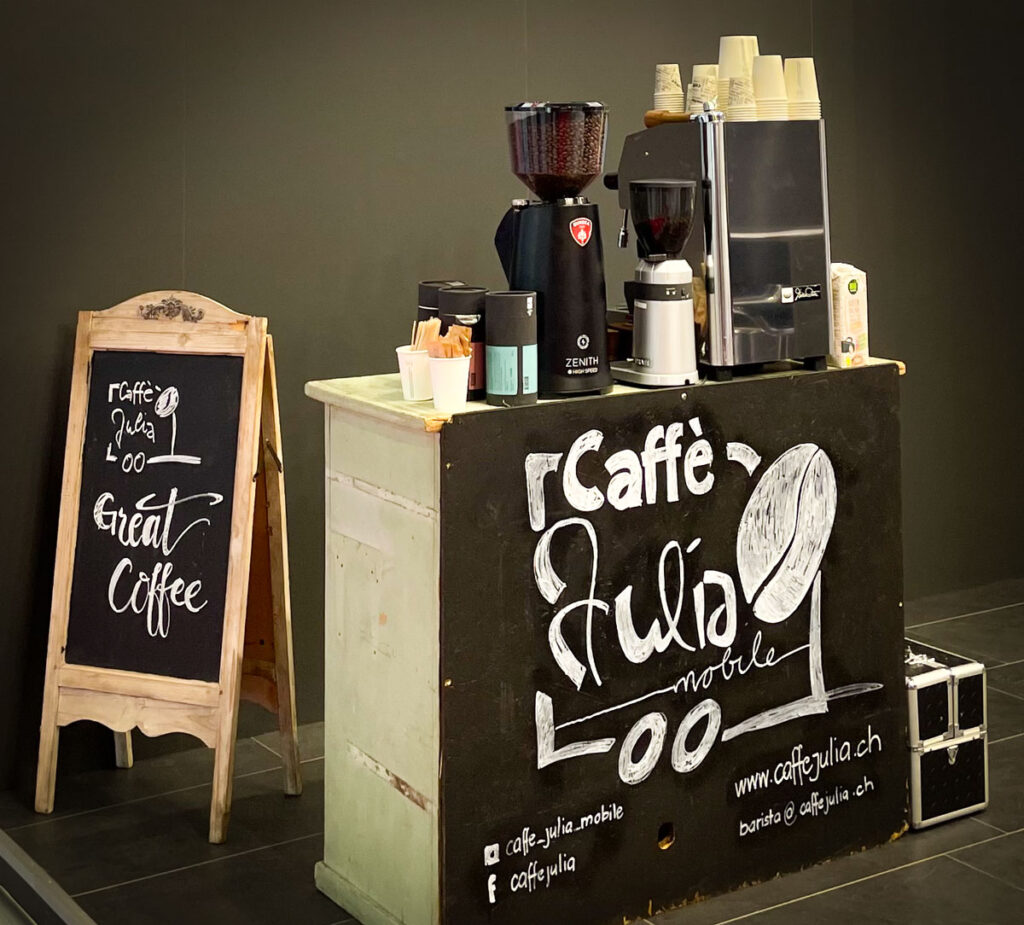 Indoor an einer Ausstellung mit der kleinen feinen Kaffebar, ein richtiger Barista